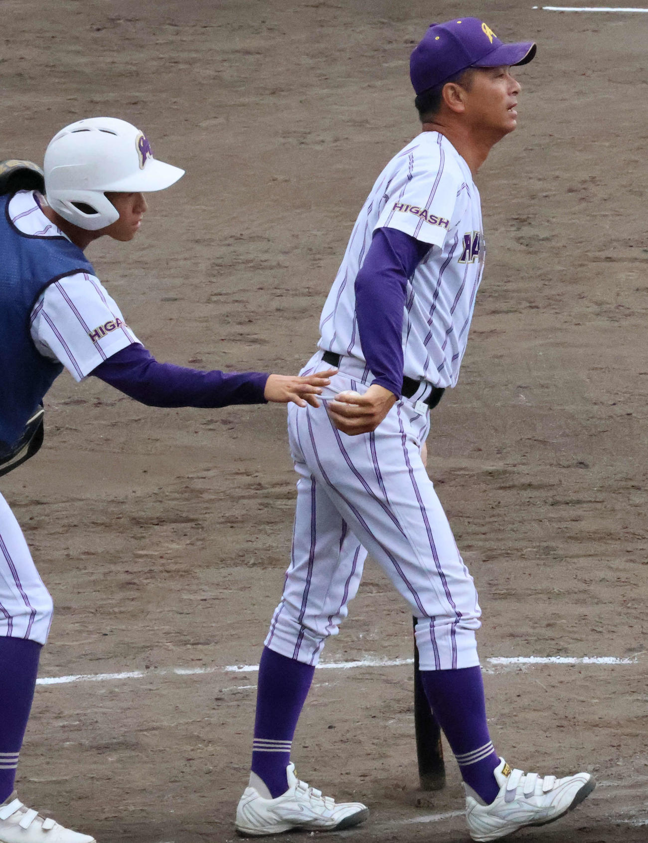東播磨対仁川学院　試合前にノックをする東播磨・福村順一監督（撮影・大西真生）