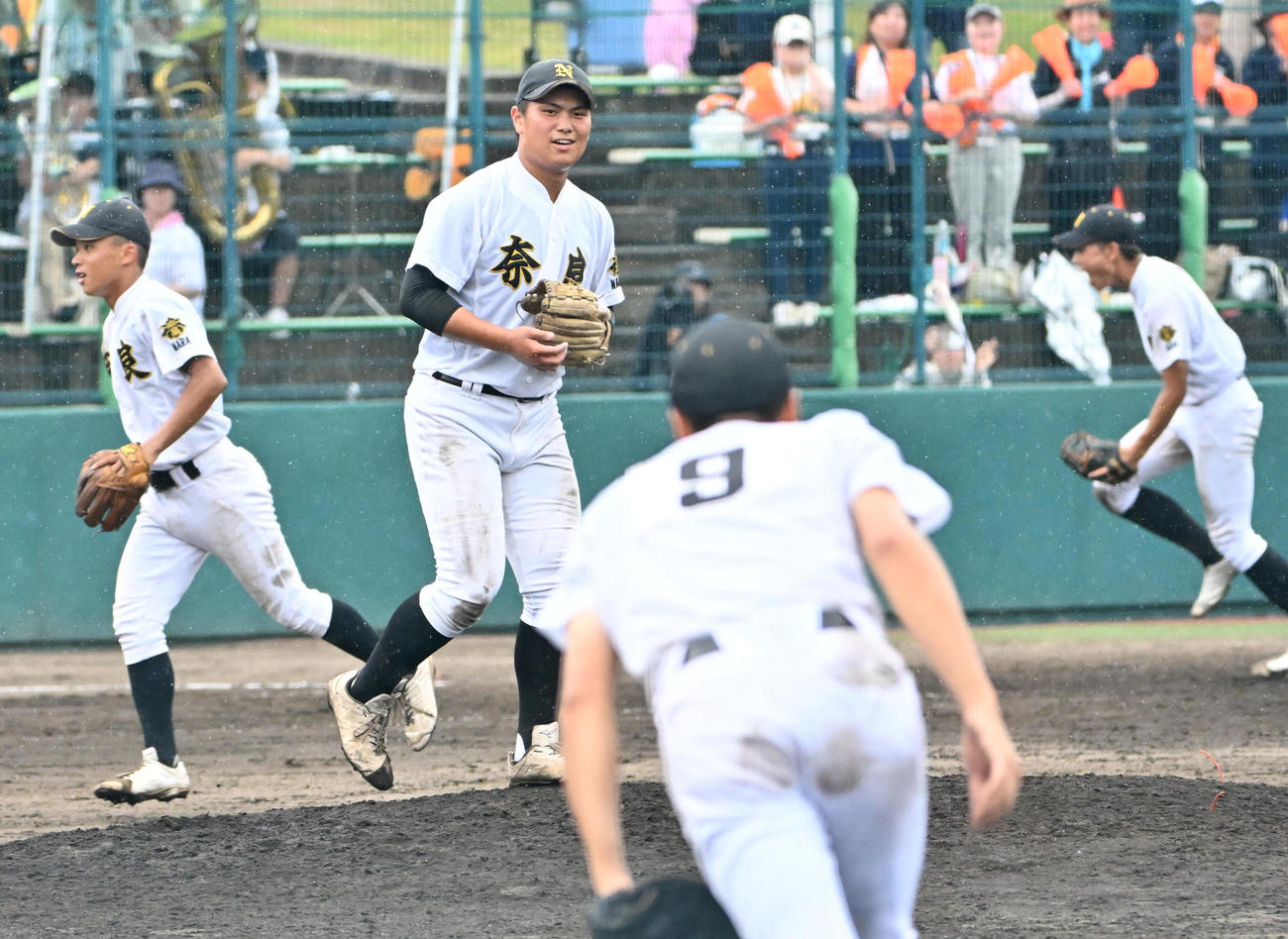 奈良対五條　五條に勝利し喜ぶ奈良ナイン。左から2人目は宮崎友佑（撮影・石井愛子）