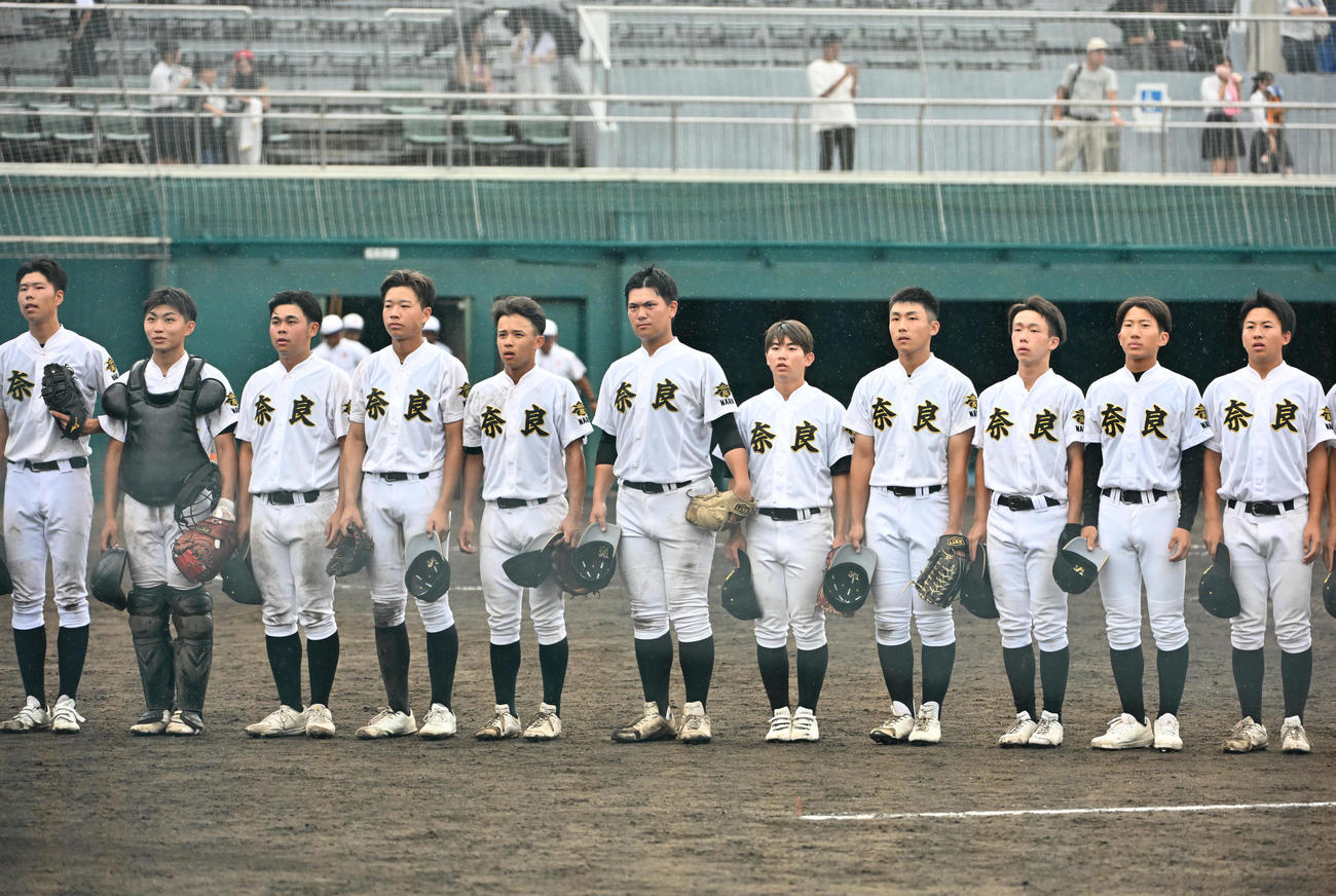 奈良対五條　試合終了後、応援団にあいさつをする奈良ナイン（撮影・石井愛子）