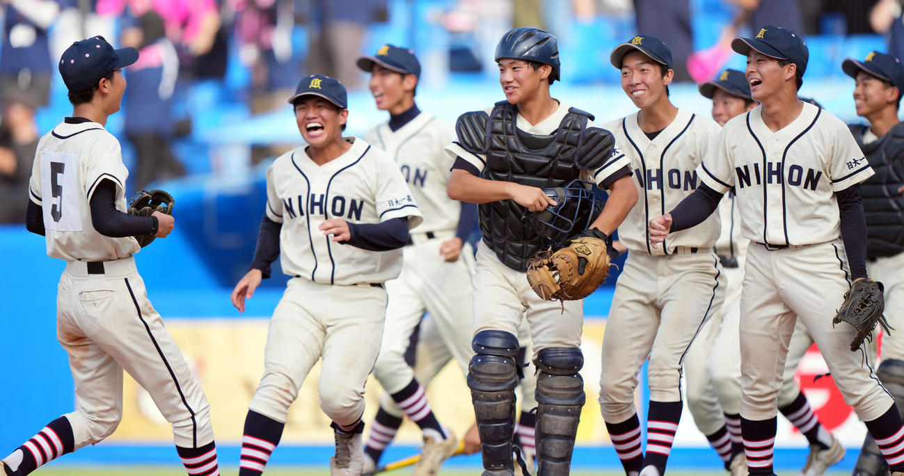 日大一対青山　逆転勝ちをし、喜びを爆発させる日大一ナイン（撮影・小島史椰）