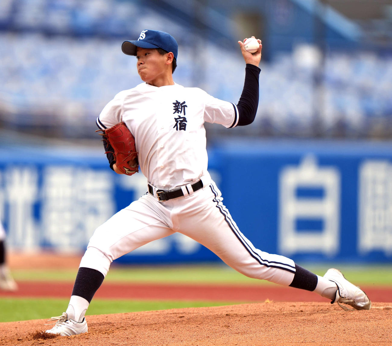 新宿対帝京　力投する新宿先発の佐々木（撮影・小島史椰）