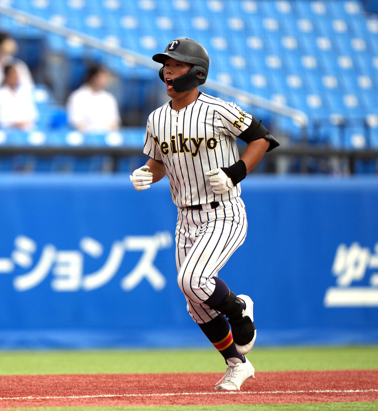 新宿対帝京　3回裏帝京1死一、三塁、左3点本塁打を放ち、生還する梅景（撮影・小島史椰）