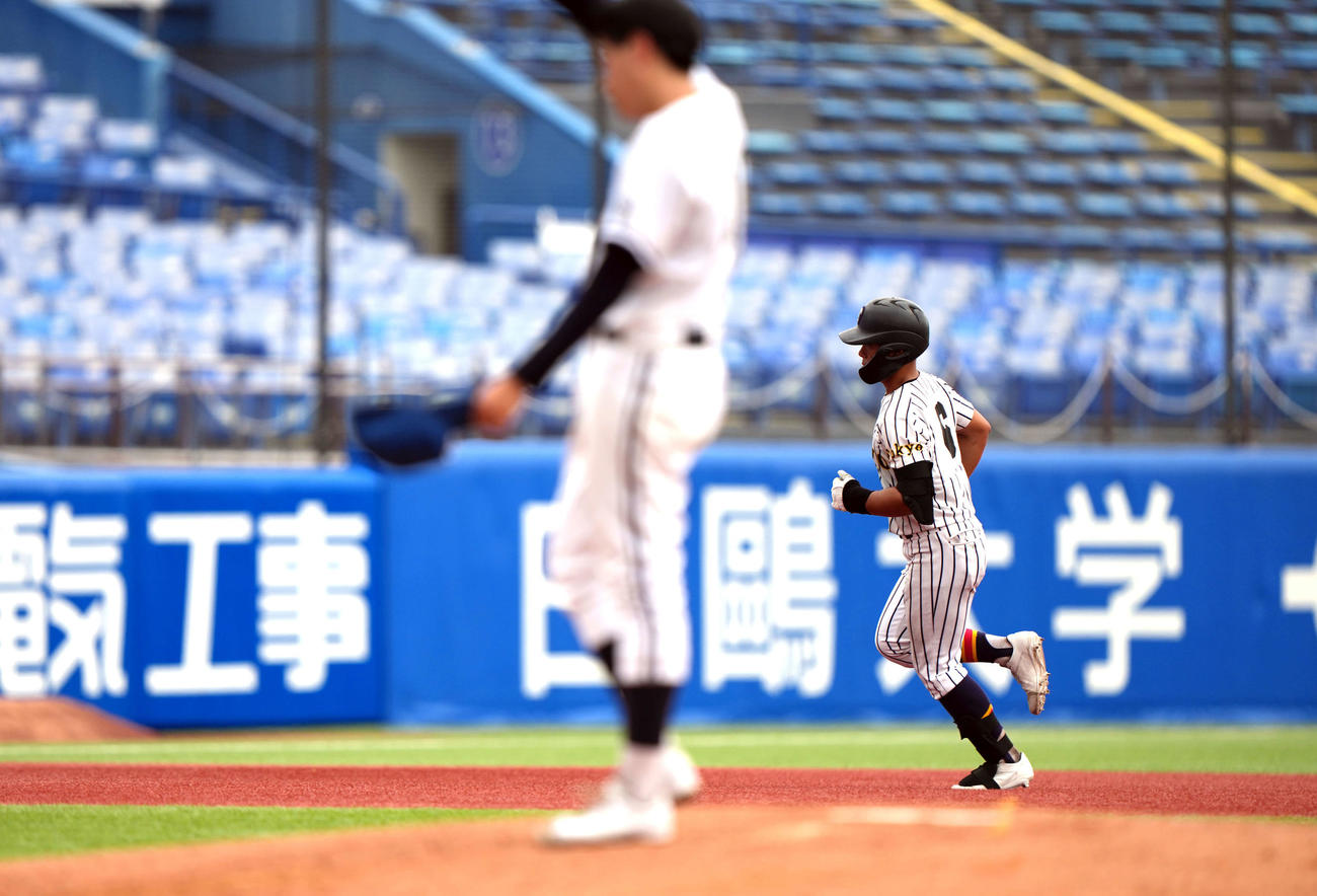 新宿対帝京　3回裏帝京1死一、三塁、左3点本塁打を放ち、生還する梅景（右）（撮影・小島史椰）
