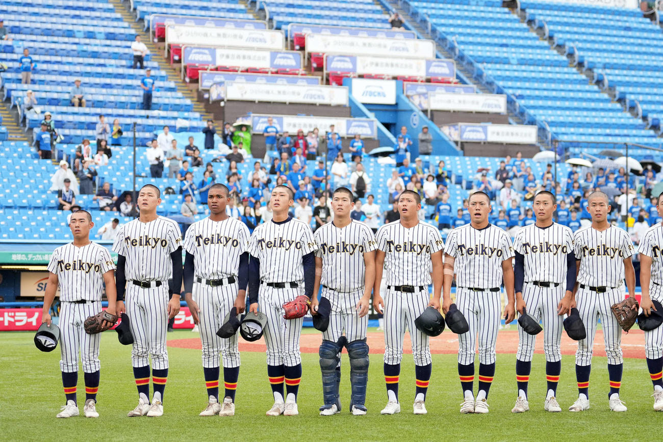 新宿対帝京　試合が終了しあいさつを行う帝京ナイン（撮影・小島史椰）