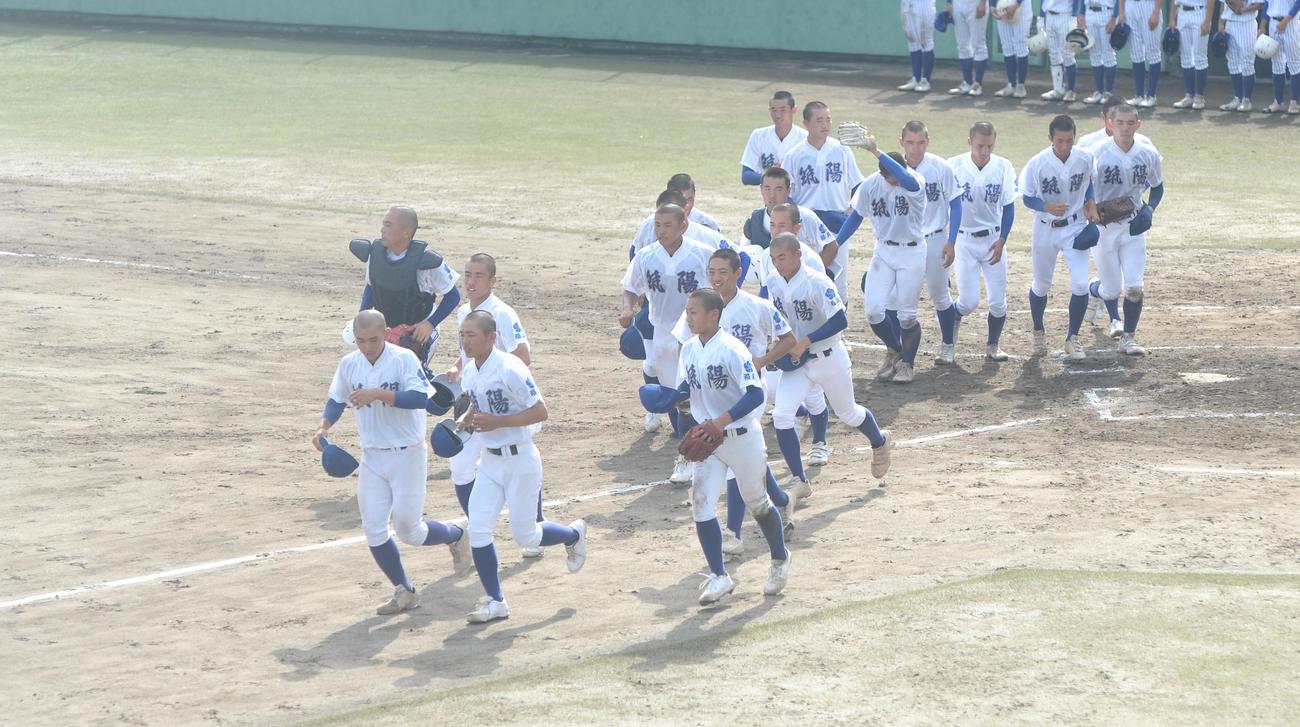 博多対筑陽学園　7回コールド勝ちした筑陽学園ナイン（撮影・佐藤究）