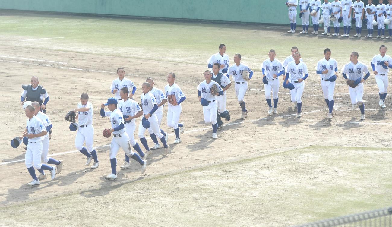 博多対筑陽学園　7回コールド勝ちした筑陽学園ナイン（撮影・佐藤究）