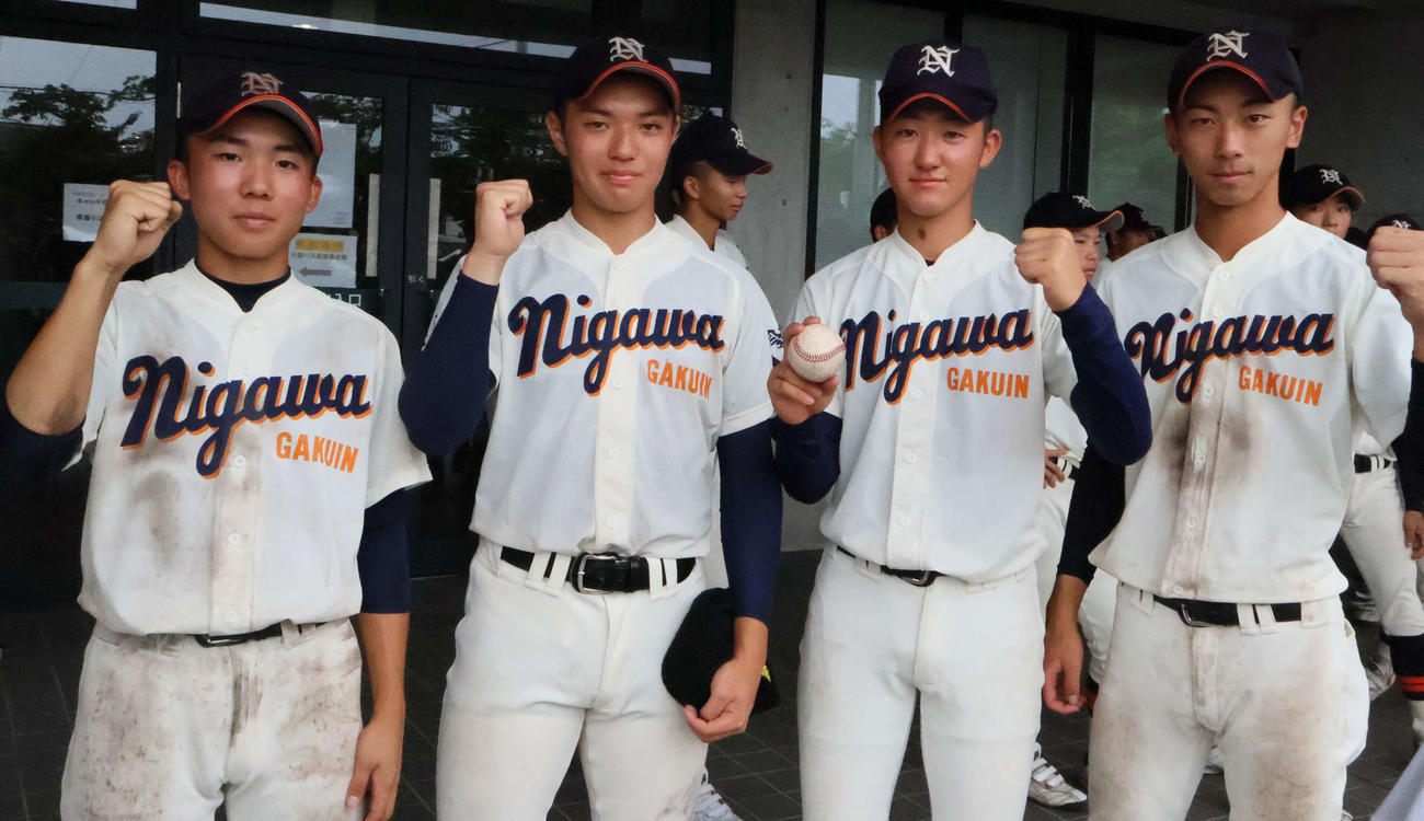 東播磨対仁川学院　試合を終えた仁川学院の選手たち、左から肥田啓介、西野純平、濱崎柊乃介、道井大翔（撮影・大西真生）