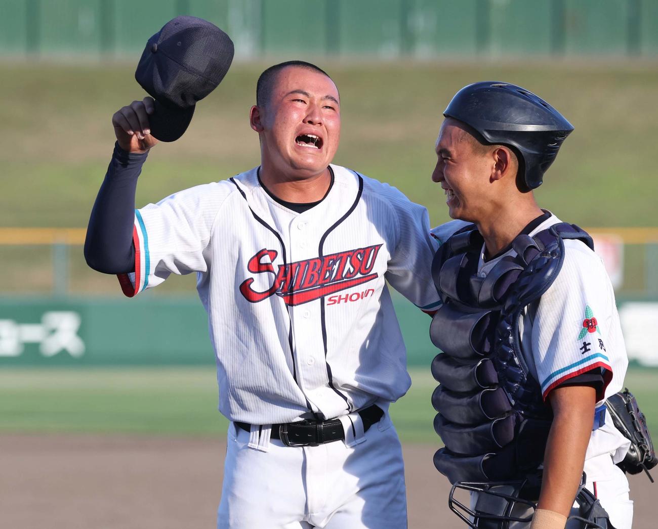 士別翔雲対旭川龍谷　ベスト4進出を決め涙する大橋広（左）（撮影・黒川智章）