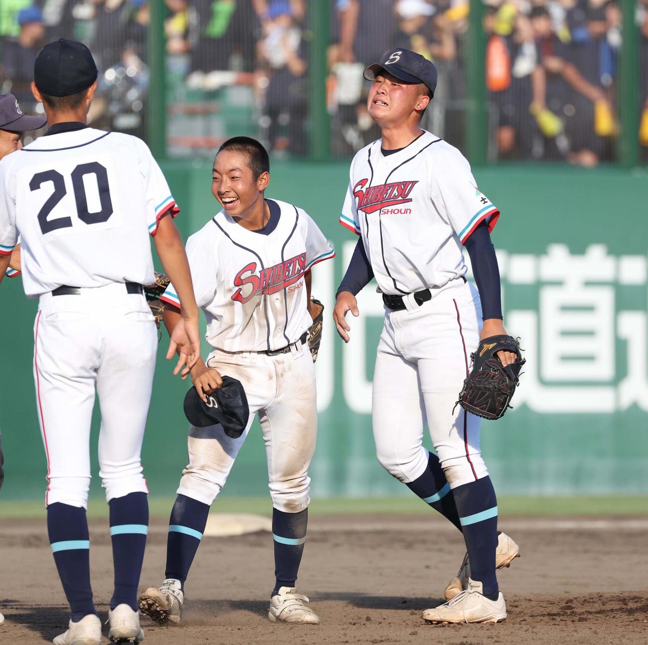 士別翔雲対旭川龍谷　ベスト4進出を決め涙する大橋広（右）（撮影・黒川智章）