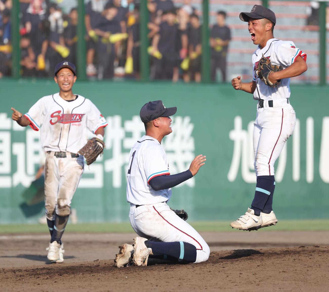 士別翔雲対旭川龍谷　ベスト4進出を決め膝を突いて涙する大橋広（撮影・黒川智章）