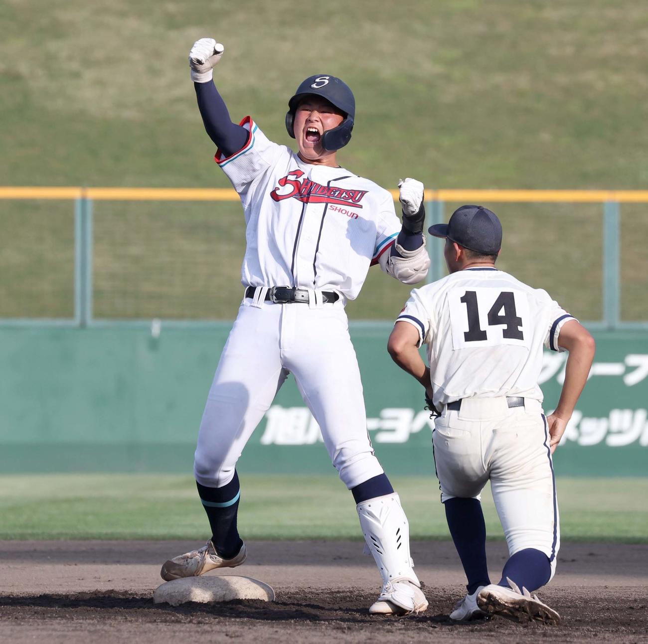 士別翔雲対旭川龍谷　8回表士別翔雲1死一、三塁、右中間に2点適時二塁打を放ちガッツポーズの大橋広（撮影・黒川智章）