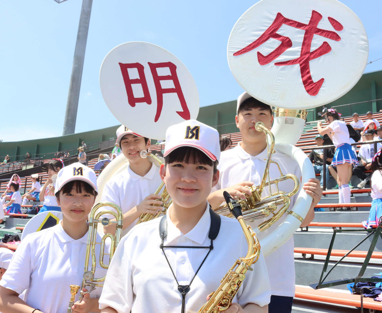 応援に駆けつけた旭川明成の吹奏楽部のメンバー。手前は奥山部長（撮影・保坂果那）