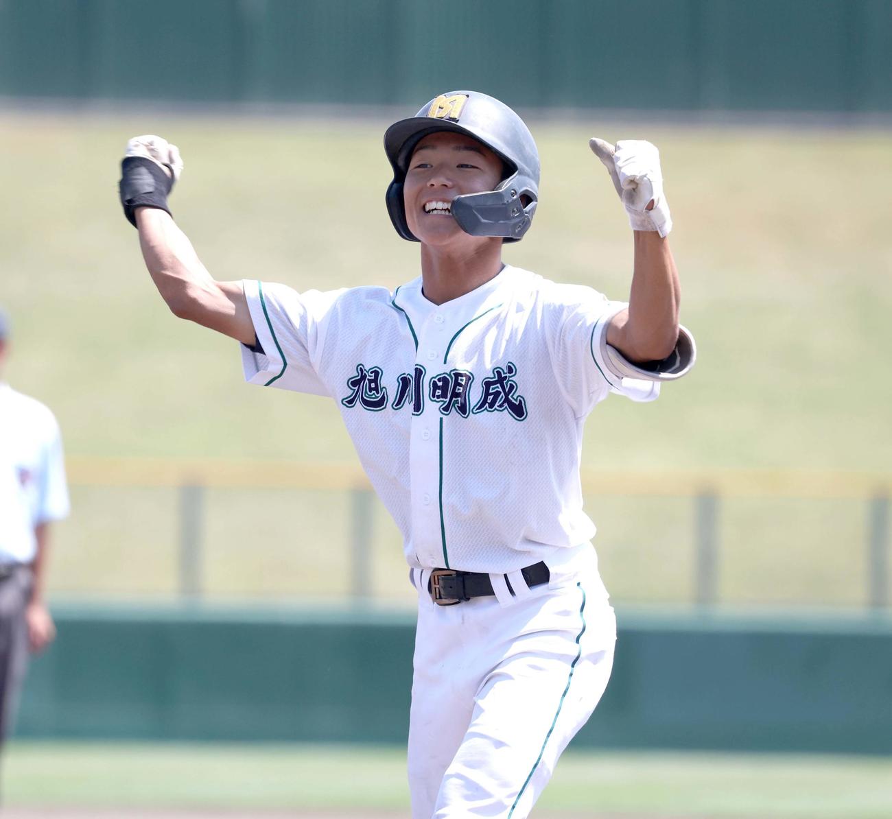 旭川明成対紋別　2回表旭川明成2死二、三塁、右前適時打を放ちガッツポーズの冨塚（撮影・黒川智章）