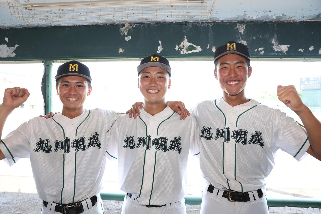 旭川明成対紋別　3人も継投で無安打に抑えた旭川明成の左から池守、笹原、佐藤陽（撮影・黒川智章）