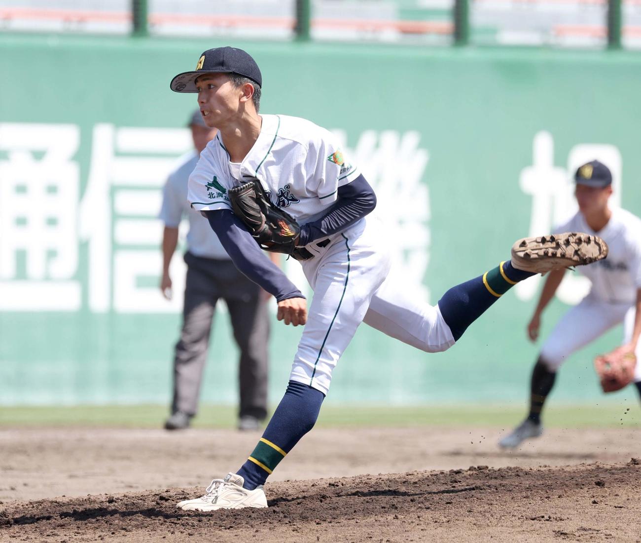 旭川明成対紋別　旭川明成先発の池守（撮影・黒川智章）
