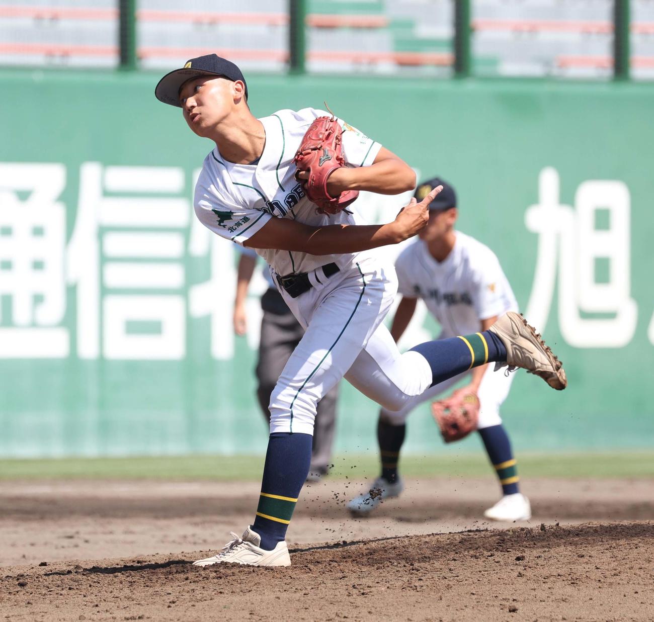 旭川明成対紋別　6回から2番手で登板の旭川明成・笹原（撮影・黒川智章）