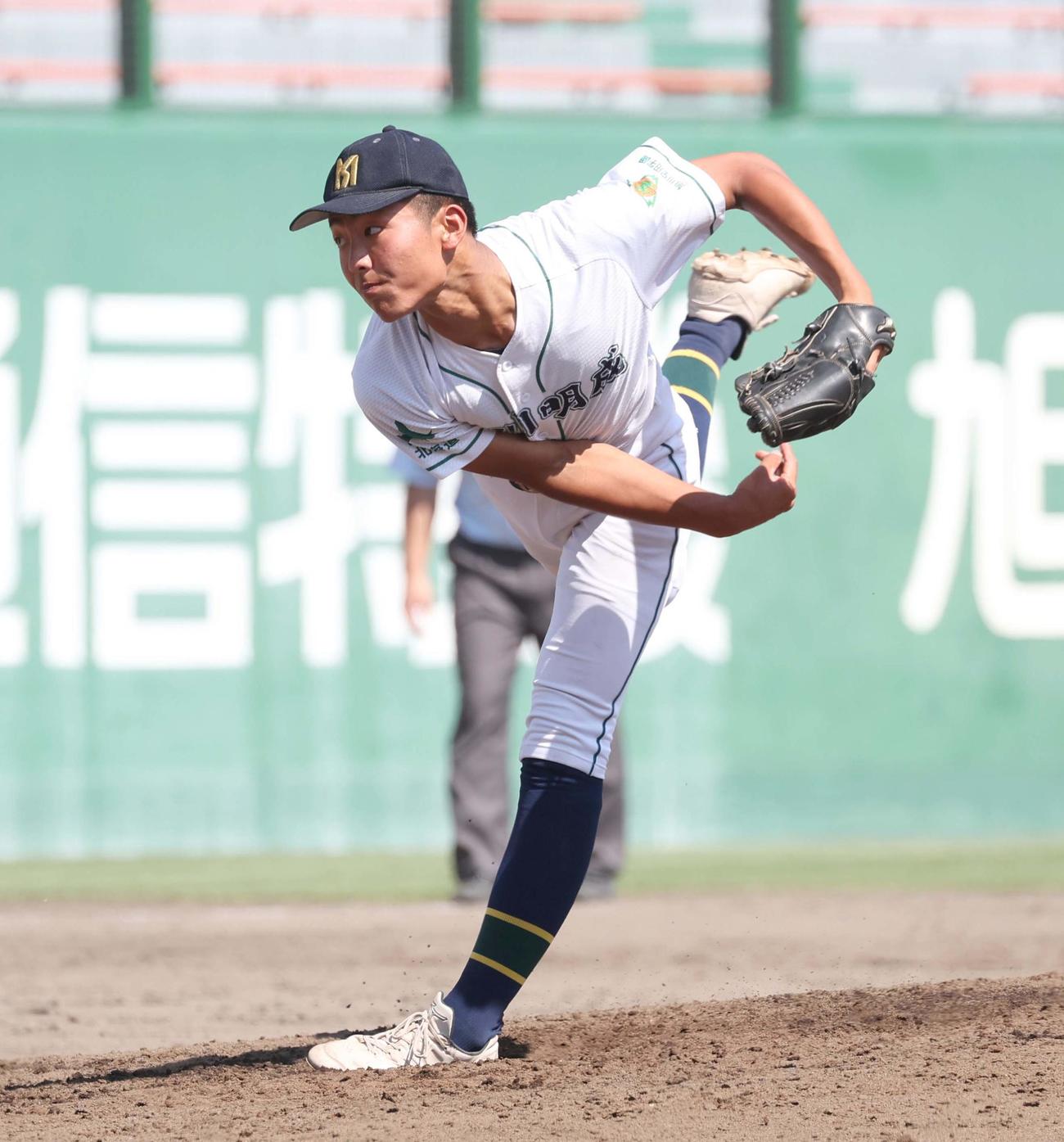旭川明成対紋別　8回から3番手で登板の旭川明成・佐藤陽（撮影・黒川智章）