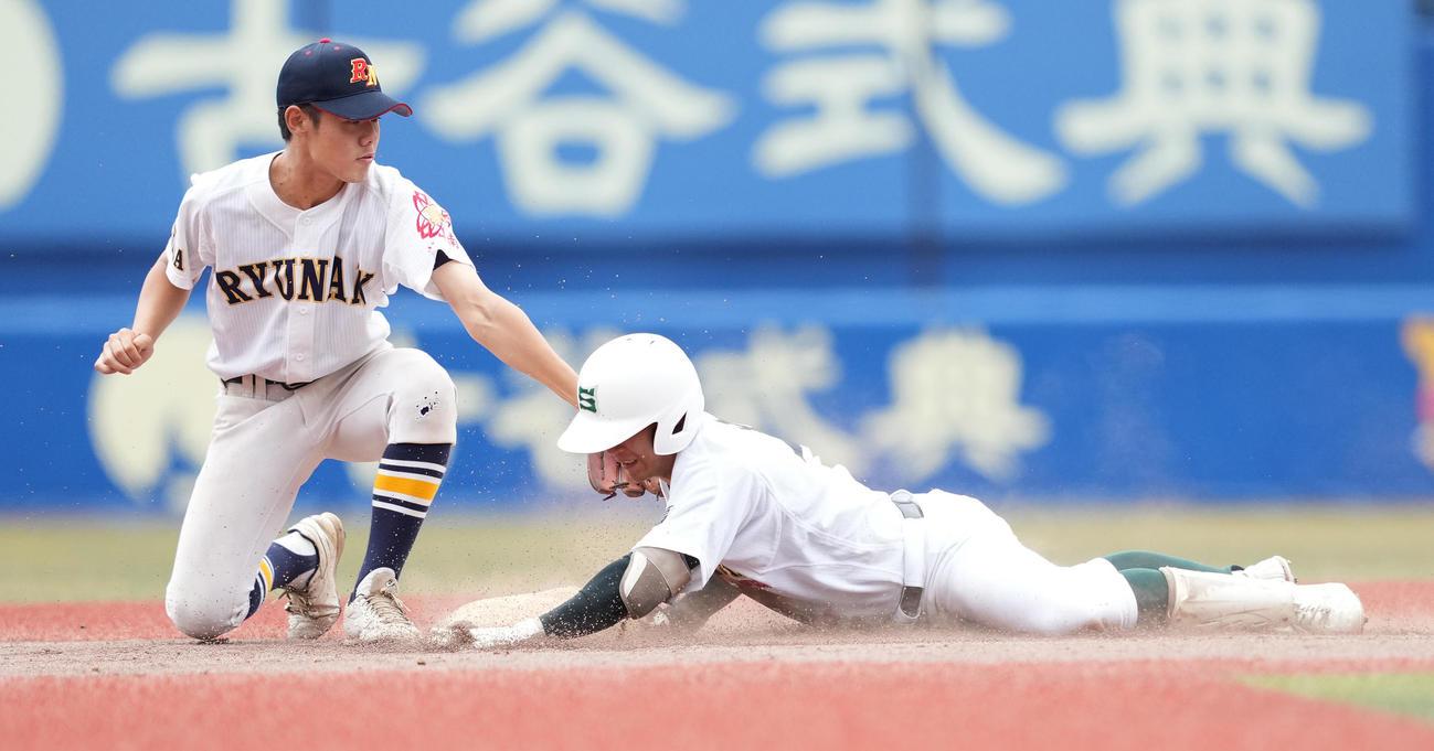 流山南対専大松戸　6回裏専大松戸2死二塁、中適時二塁打を放ち、二塁へヘッドスライディングする川島（撮影・鈴木みどり）