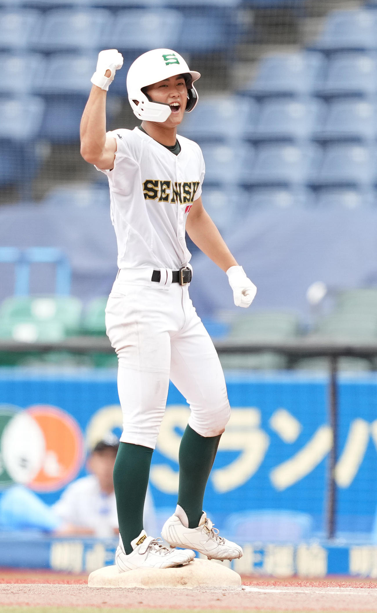 流山南対専大松戸　6回裏専大松戸2死二塁、中前適時打を放ちガッツポーズする宮尾（撮影・鈴木みどり）