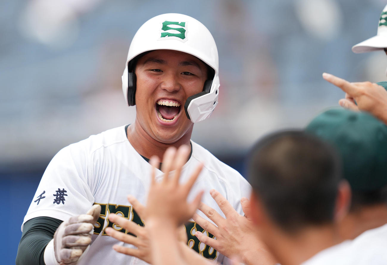 流山南対専大松戸　5回裏専大松戸無死、左中間にソロ本塁打を放った伊藤はナインと笑顔でハイタッチ（撮影・鈴木みどり）