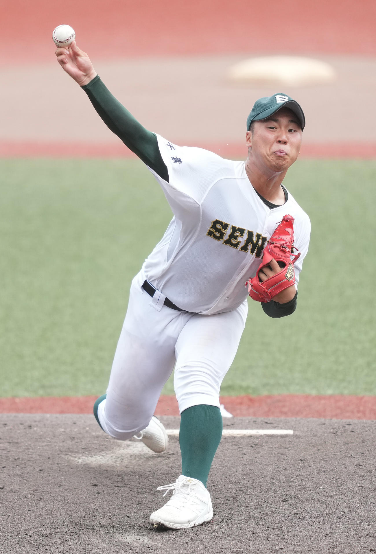 流山南対専大松戸　先発し力投する専大松戸・伊藤（撮影・鈴木みどり）