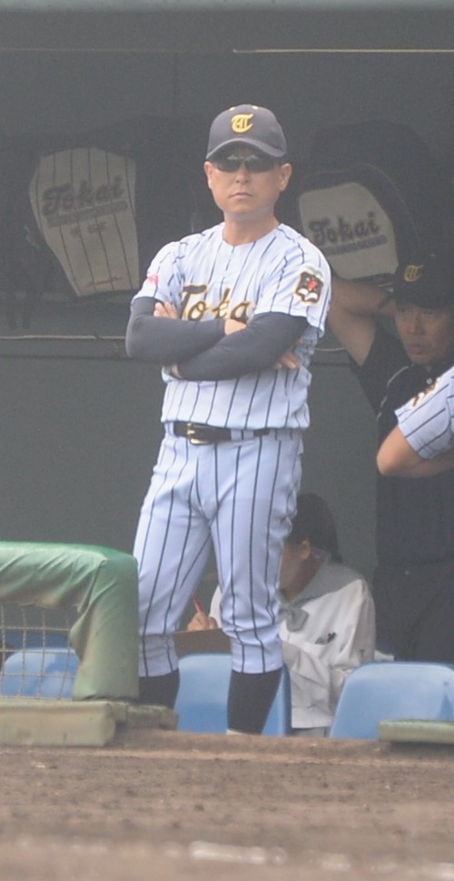 菊池対東海大熊本星翔　戦況を見守る東海大熊本星翔・野仲監督（撮影・佐藤究）