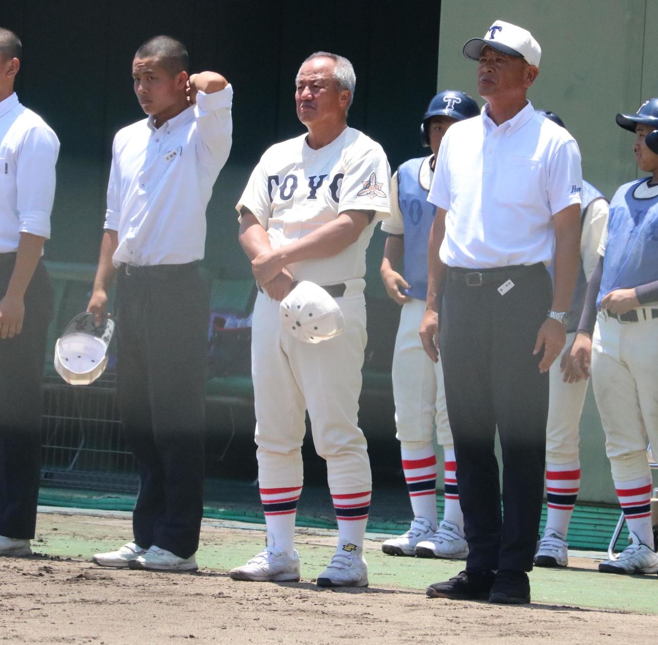 東洋大姫路対洲本　試合が終わり、東洋大姫路の岡田監督があいさつする（撮影・林亮佑）