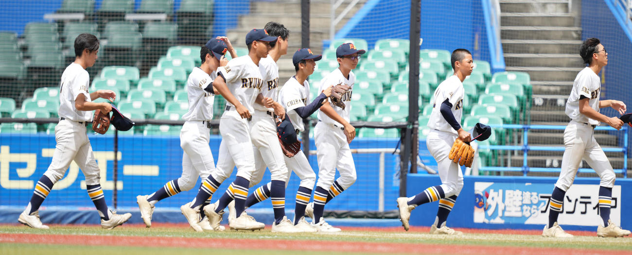 流山南対専大松戸　専大松戸に敗れ、肩を落とす流山南ナイン（撮影・鈴木みどり）