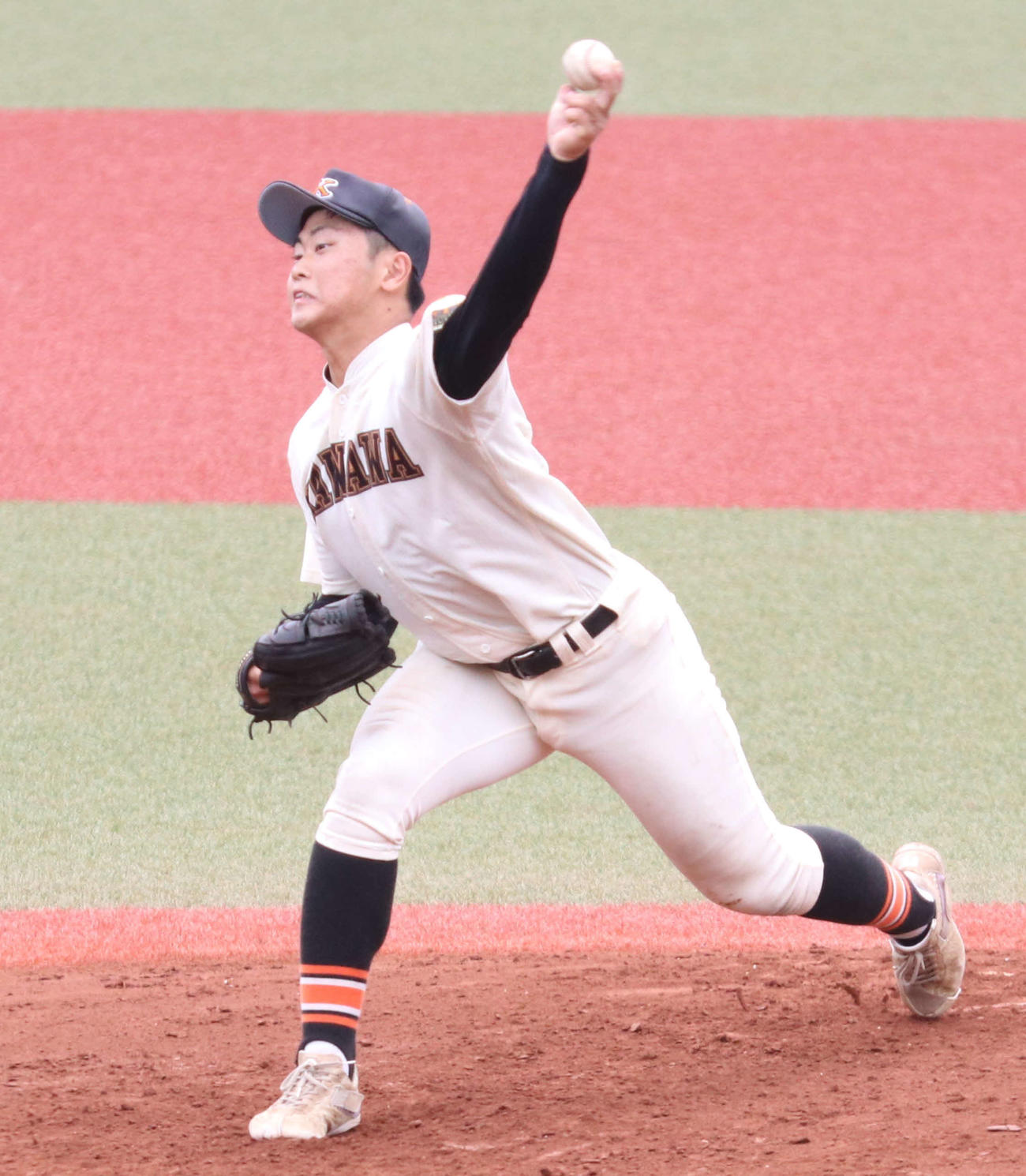 横浜緑ヶ丘対川和　7回表横浜緑ヶ丘1死満塁、マウンドに上がった川和・浜岡（撮影・寺本吏輝）