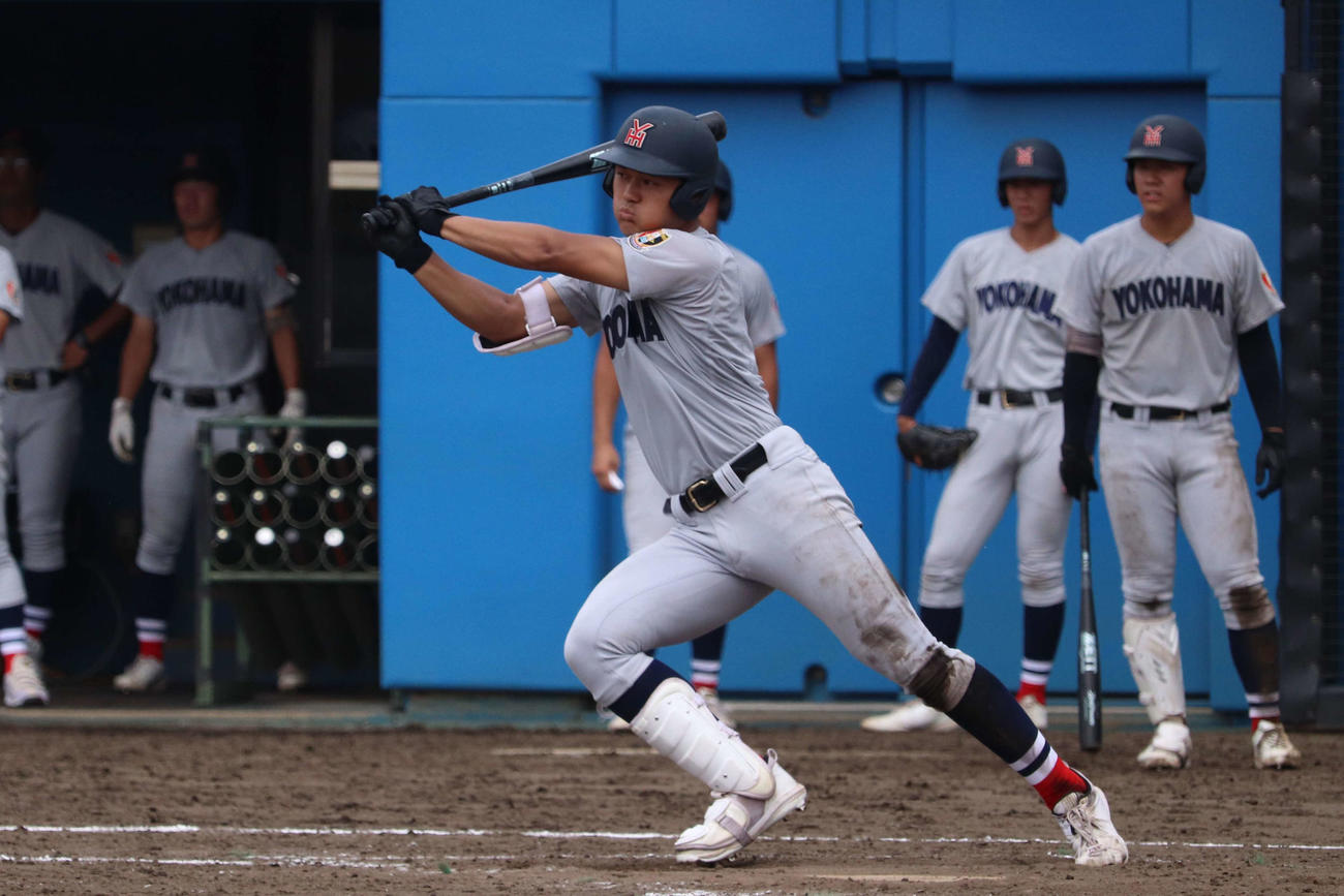 5回裏、一塁から中前打を放つ横浜の阿部葉（撮影・保坂淑子）