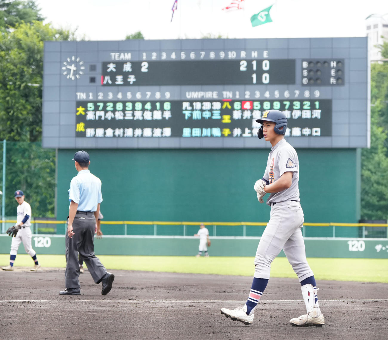 大成対八王子学園八王子　1回裏八王子学園八王子無死、内野安打とした新井（撮影・江口和貴）