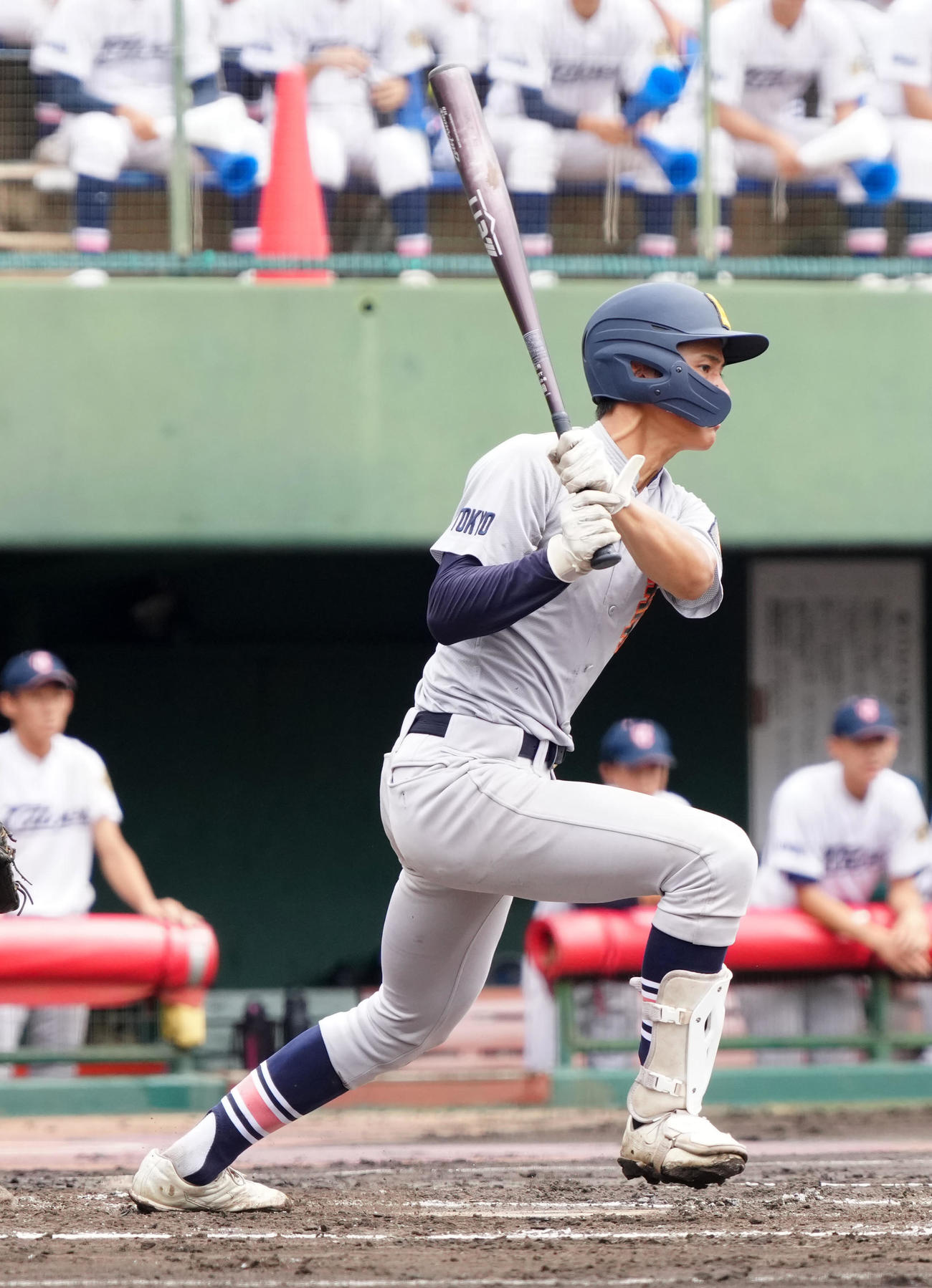 大成対八王子学園八王子　1回裏八王子学園八王子無死、内野安打とする新井（撮影・江口和貴）