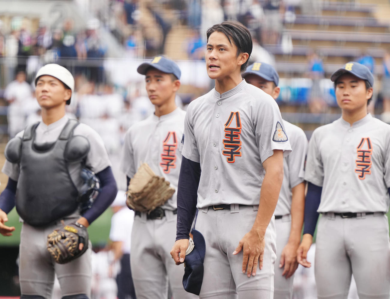 大成対八王子学園八王子　試合前、応援席にあいさつする八王子学園八王子・新井（手前）ら（撮影・江口和貴）