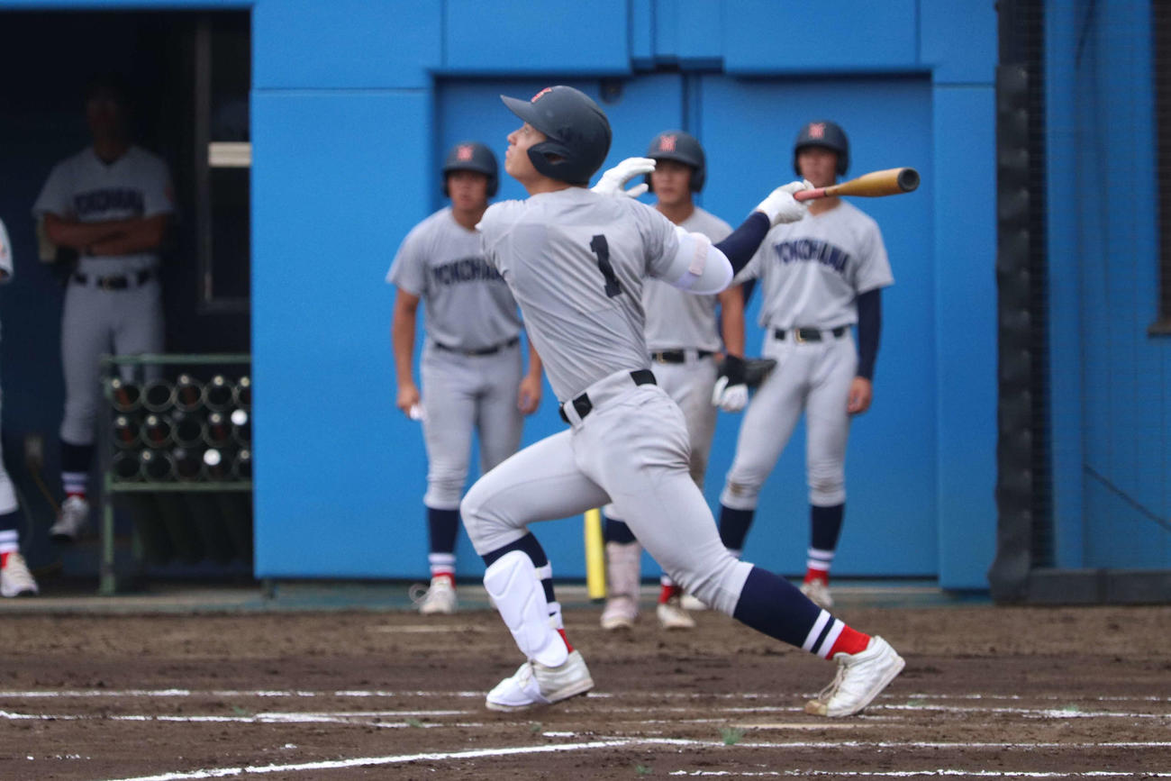 6回裏、1死三塁から右飛を打つ横浜の奥村頼（撮影・保坂淑子）
