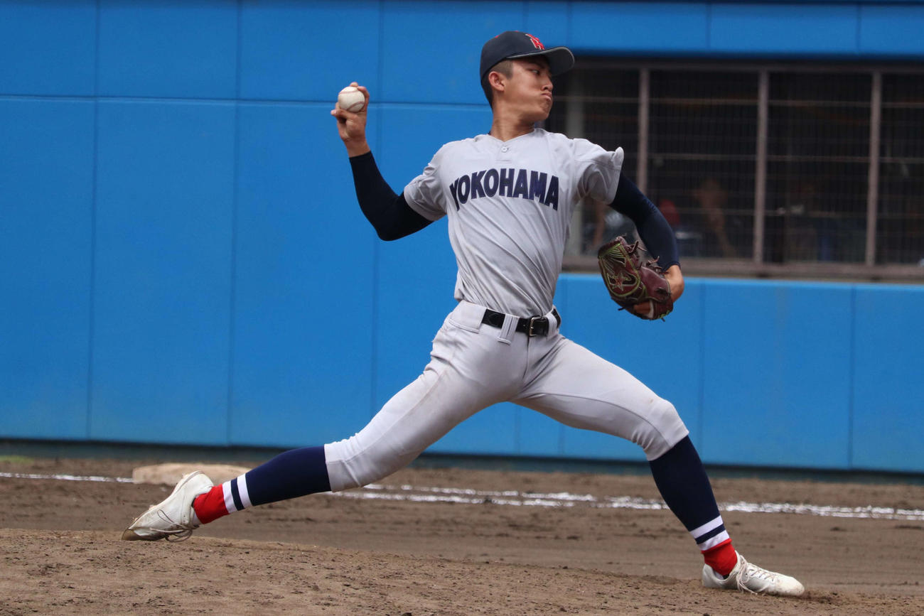 7回に3番手としてマウンドに上がり、三者凡退に抑えた横浜の織田（撮影・保坂淑子）