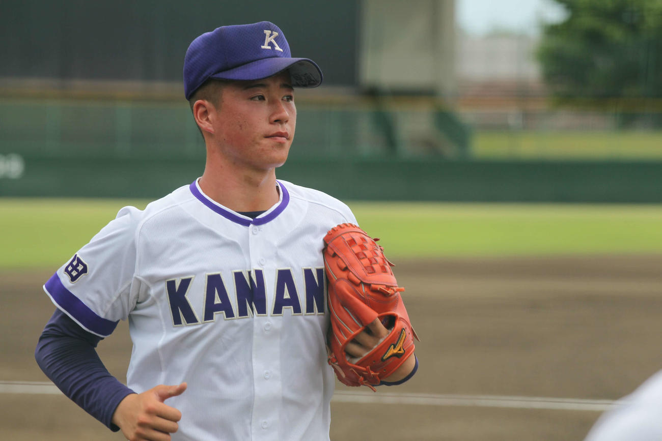 金足農対秋田中央　試合前、引き締まった表情でキャッチボールから引き上げる金足農のエース吉田大輝（撮影・沢田啓太郎）