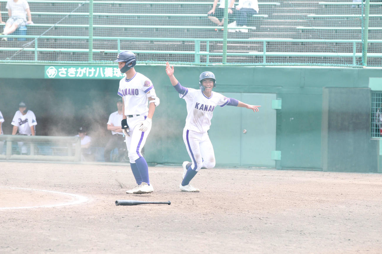 金足農対秋田中央　3回、佐藤の適時打で生還した金足農の武藤（撮影・沢田啓太郎）