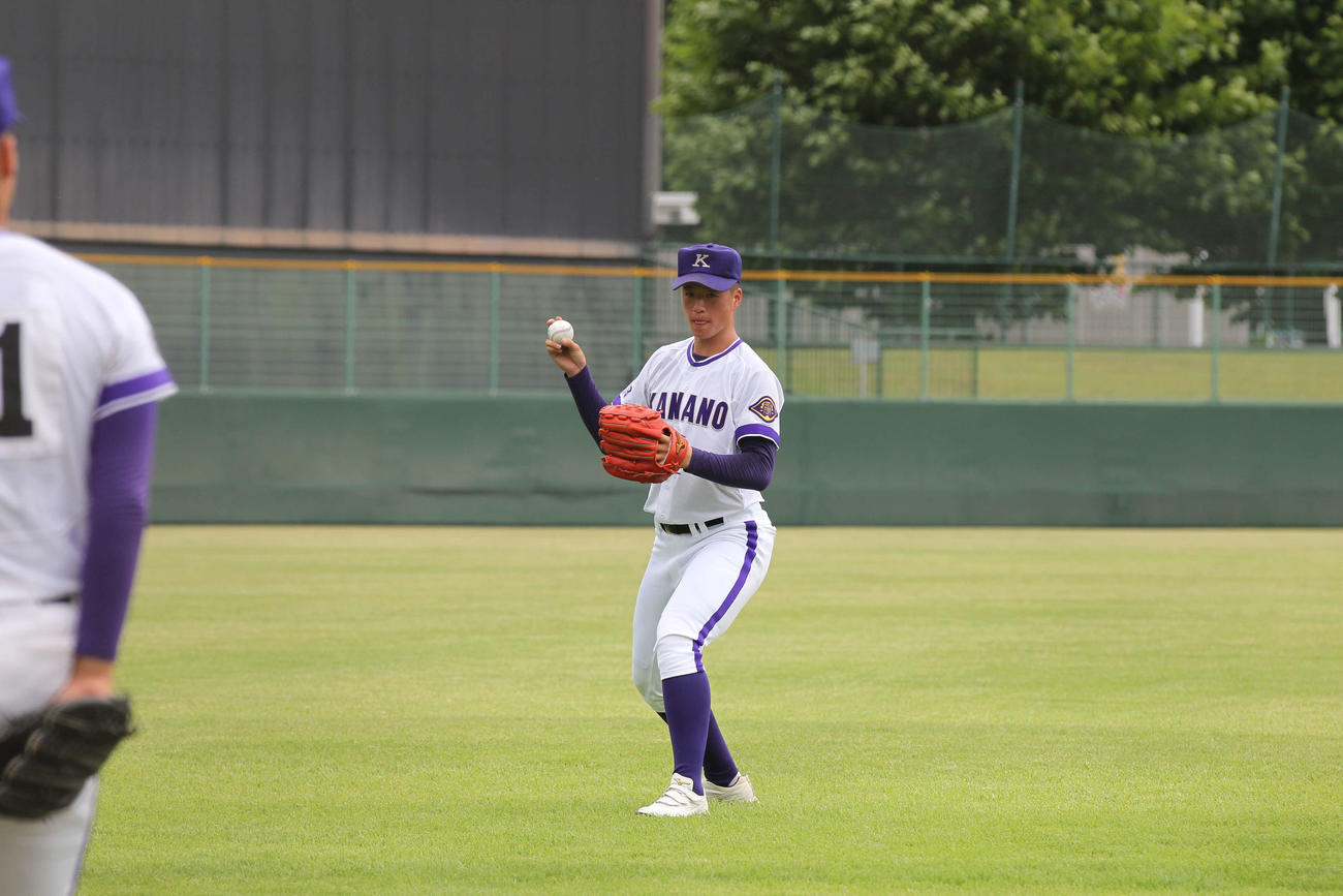 金足農対秋田中央　試合前、入念にキャッチボールを行う金足農のエース吉田大輝（撮影・沢田啓太郎）