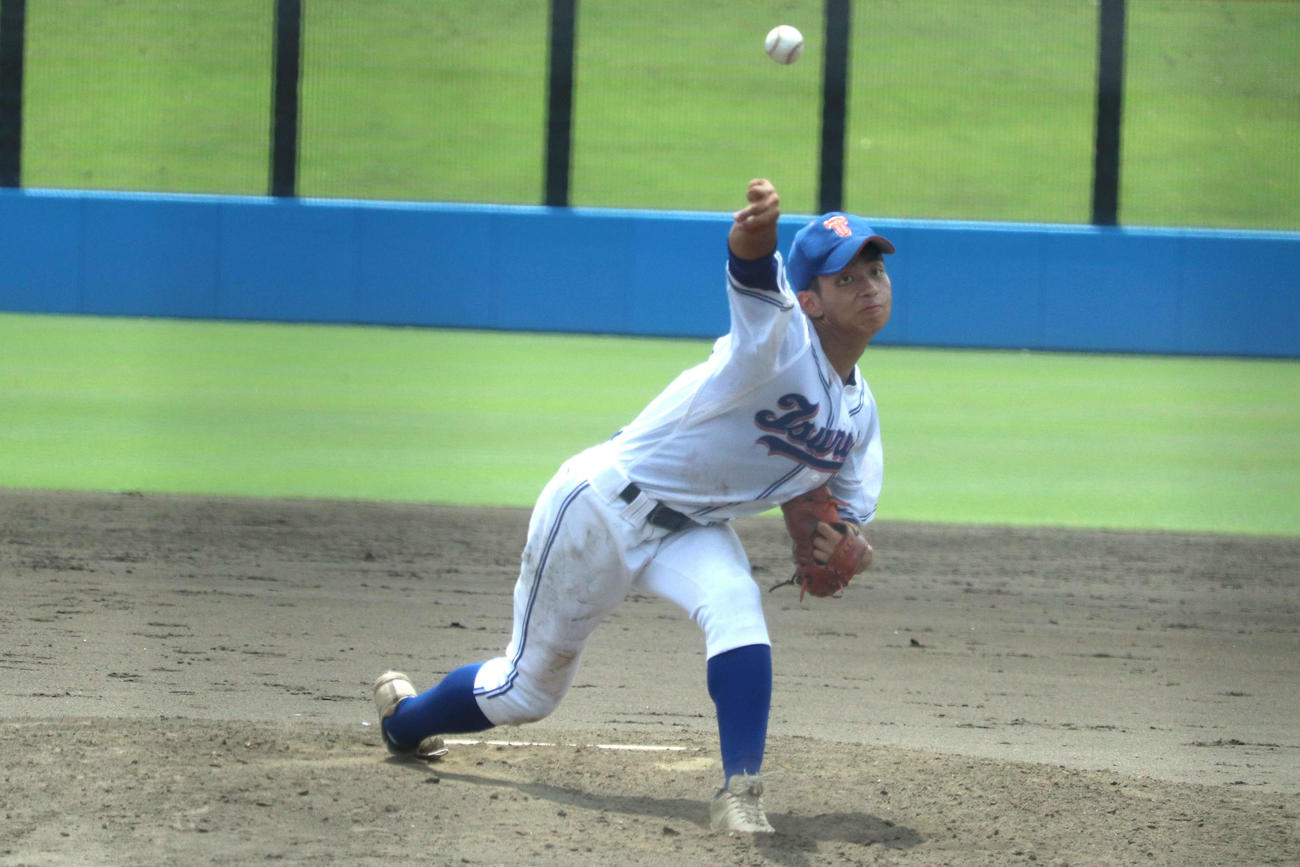 8安打されながらも完封勝利した鶴見大付の鈴木（撮影・保坂淑子）