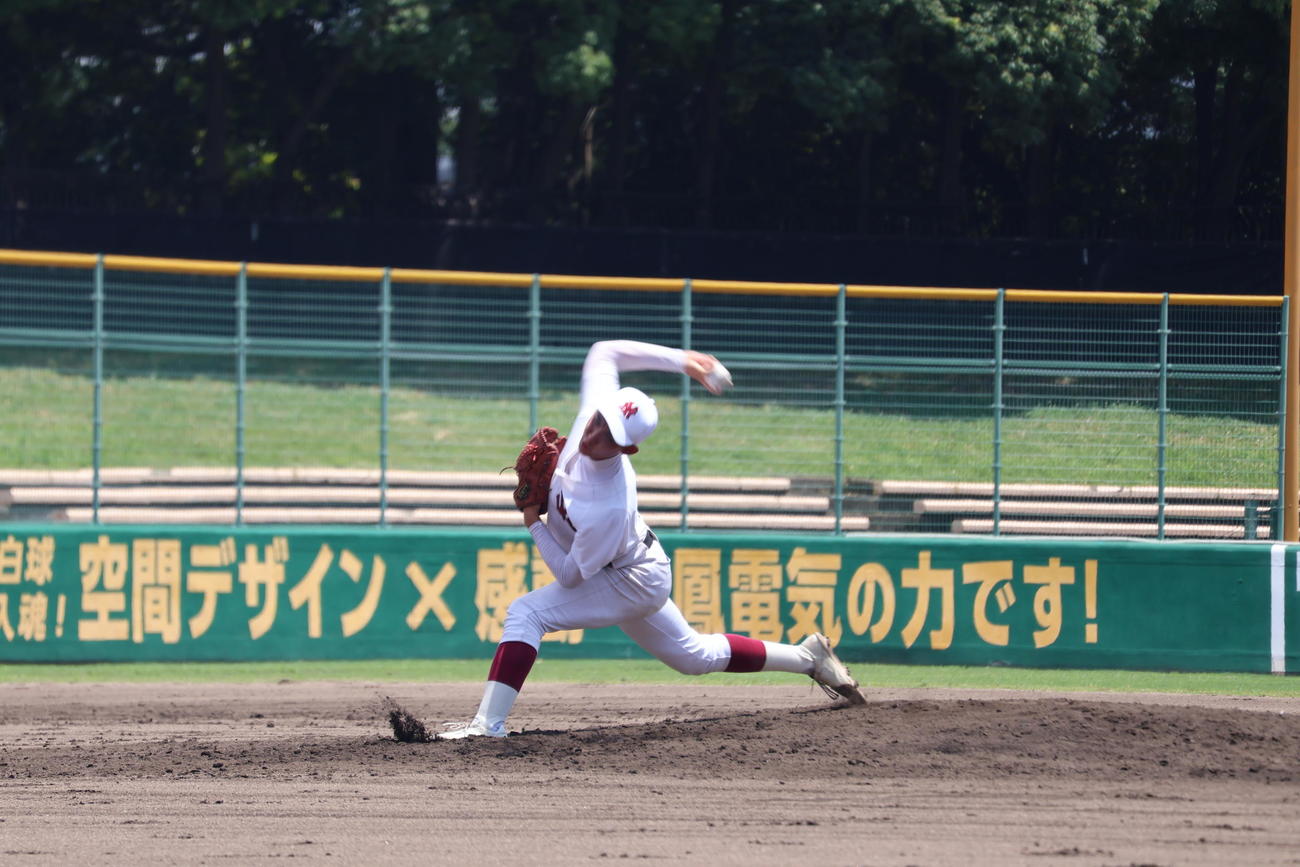 山城対京都成章　先発マウンドへ上がった井上瑞貴（撮影・溝淵千夏）