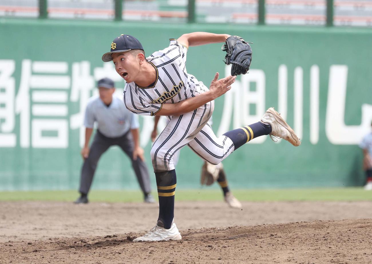 白樺学園対クラーク　力投する冨沢（撮影・黒川智章）