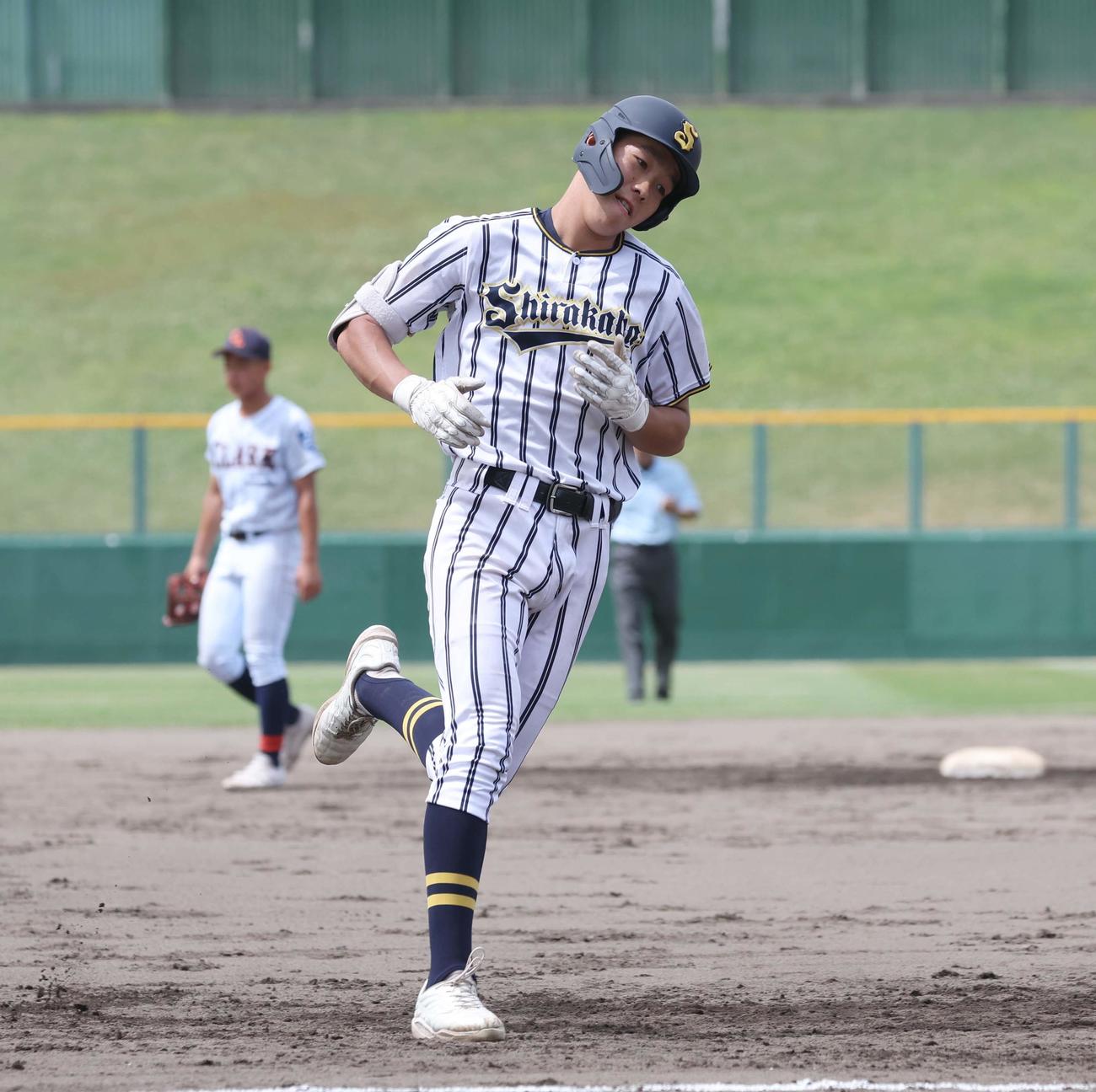 白樺学園対クラーク　4回表白樺学園無死、右越え本塁打を放つ冨沢（撮影・黒川智章）