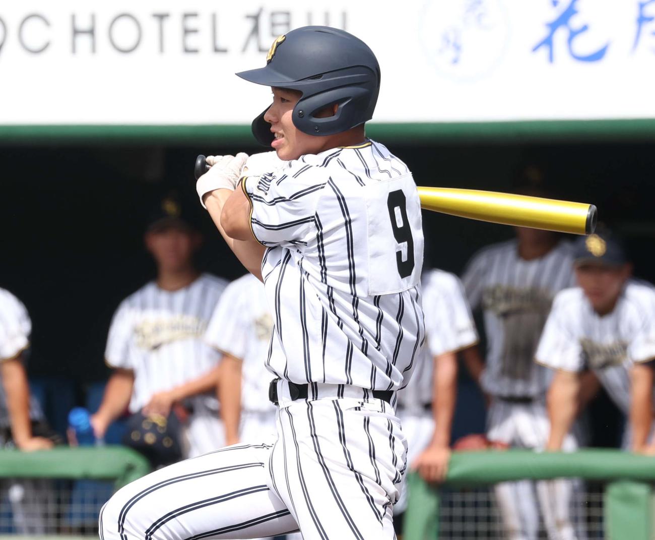 白樺学園対クラーク　1回表白樺学園2死三塁、中前適時打を放つ冨沢（撮影・黒川智章）