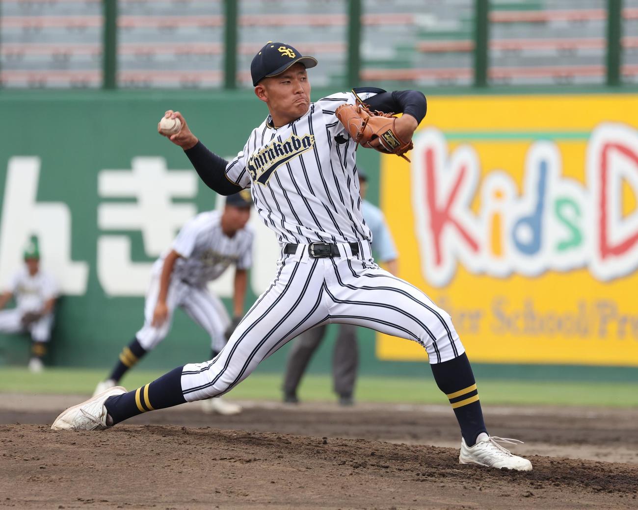 白樺学園対クラーク　6回から登板の土屋（撮影・黒川智章）