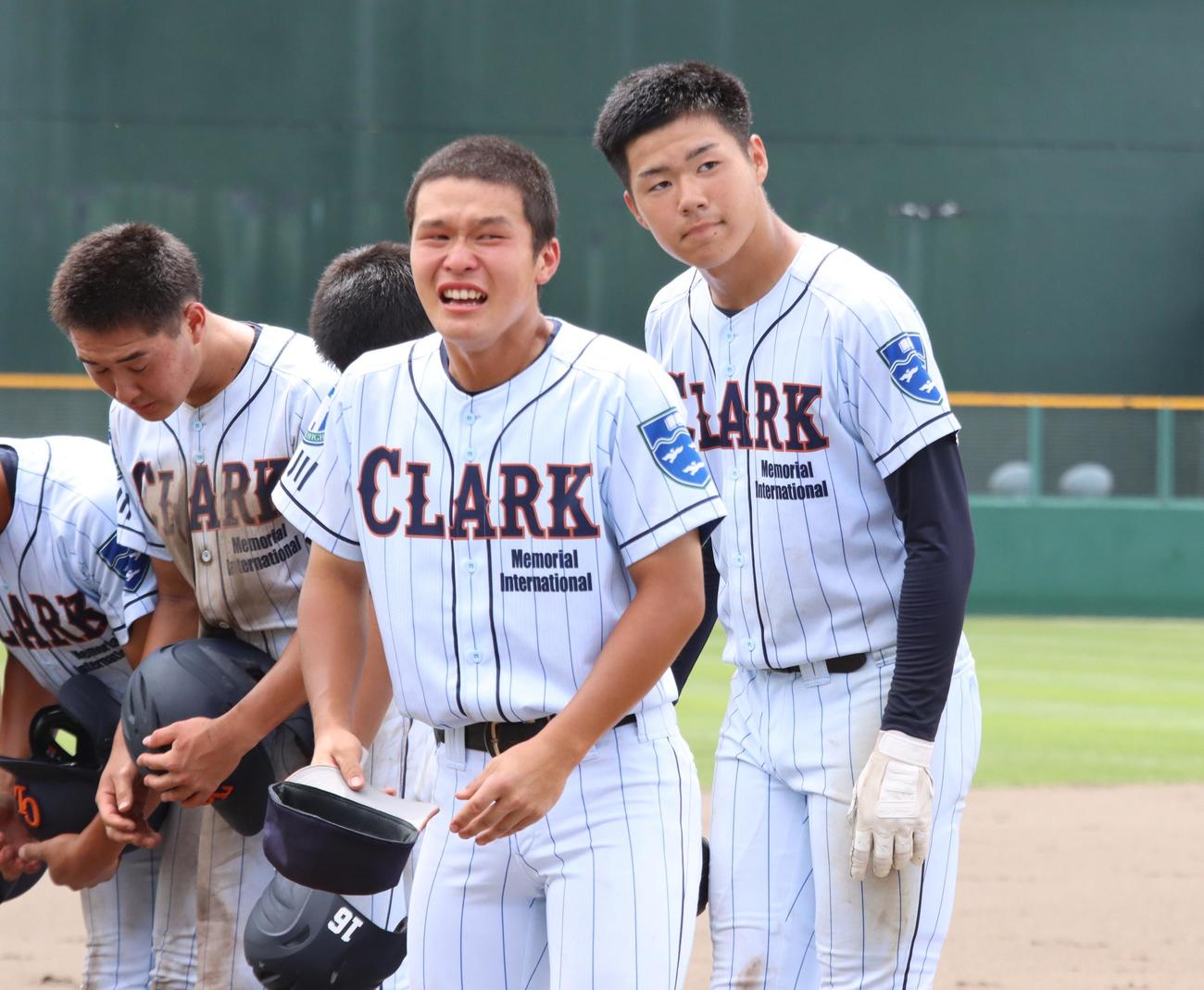 試合後あいさつするクラークナイン。右端は辻田（撮影・保坂果那）