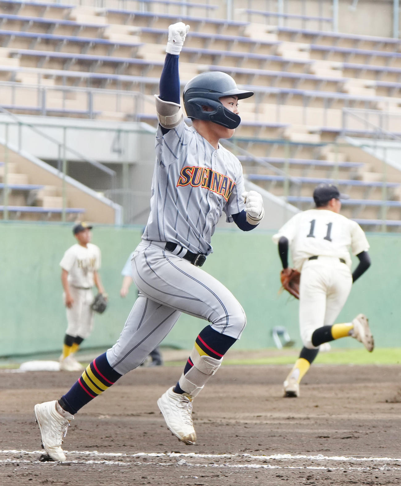 杉並対日野　7回表杉並2死一、三塁、適時打を放ちガッツポーズの橋本（撮影・江口和貴）