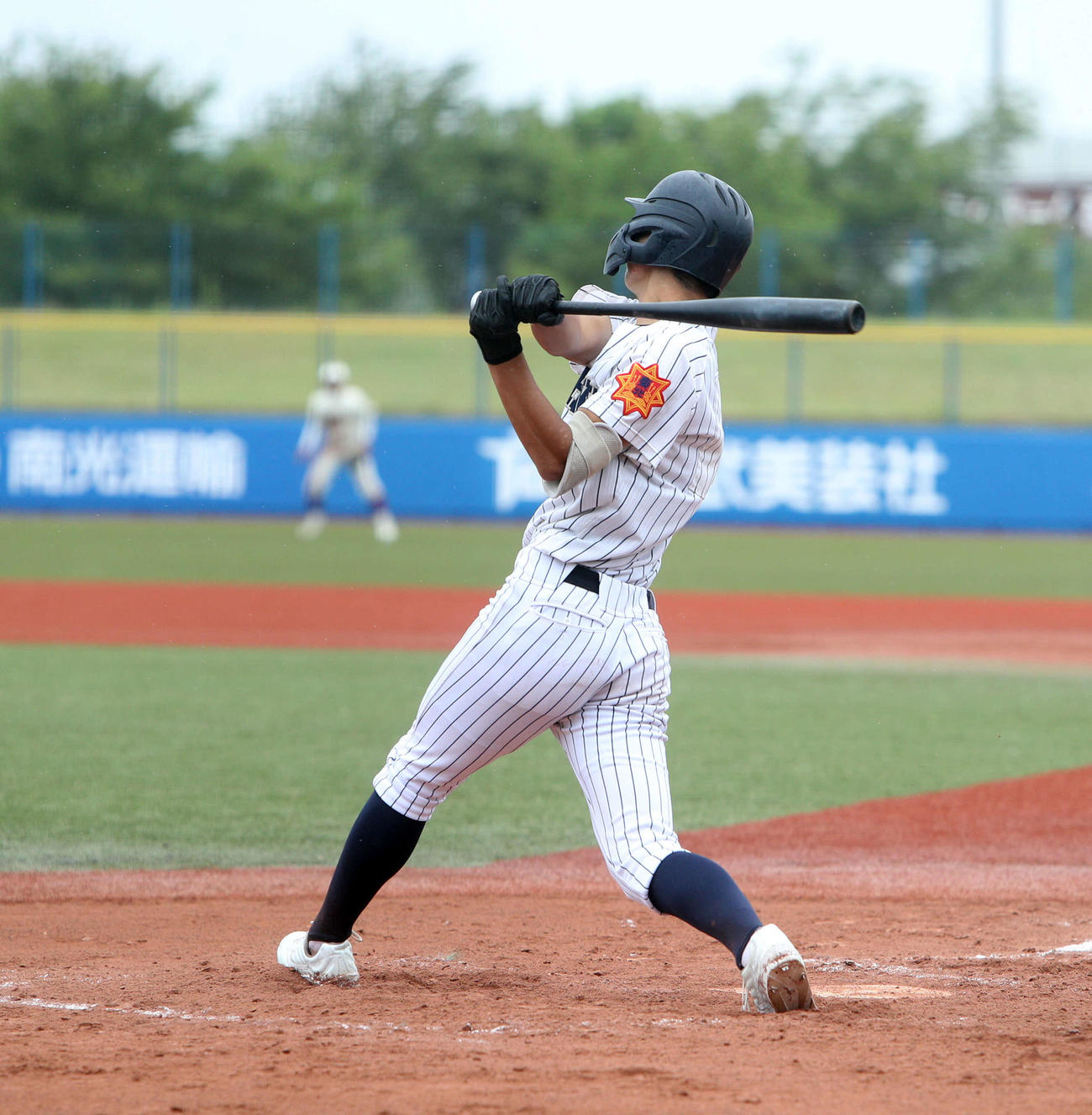 仙台二対東北　7回裏東北2死走者なし、右越え二塁打を放つ東北・川原（撮影・木村有優）