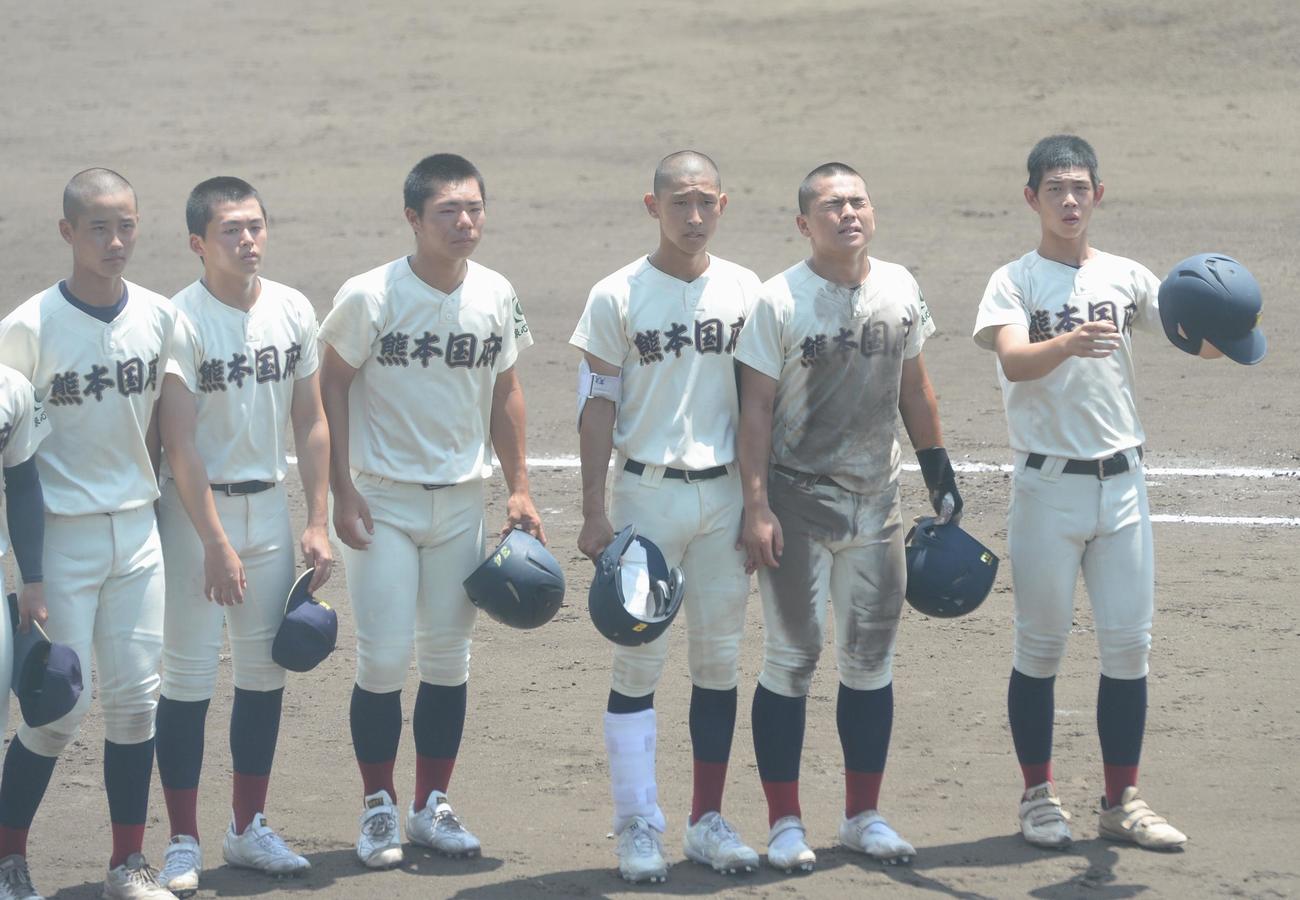 秀岳館対熊本国府　試合後、一塁側スタンドにあいさつする熊本国府・内田（右から3人目）（撮影・佐藤究）