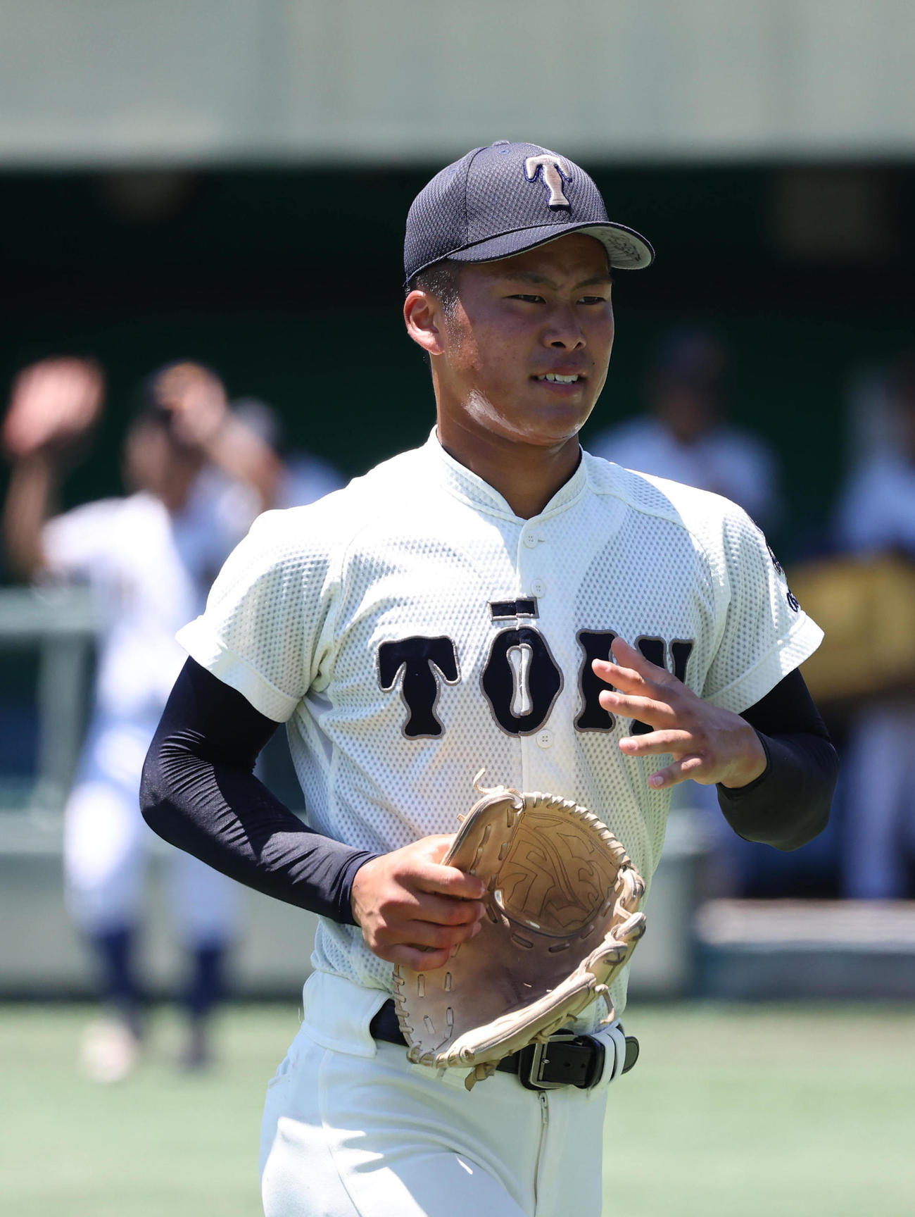 3回表星翔2死、田中公盛を三振にして引き揚げる中野（撮影・白石智彦）