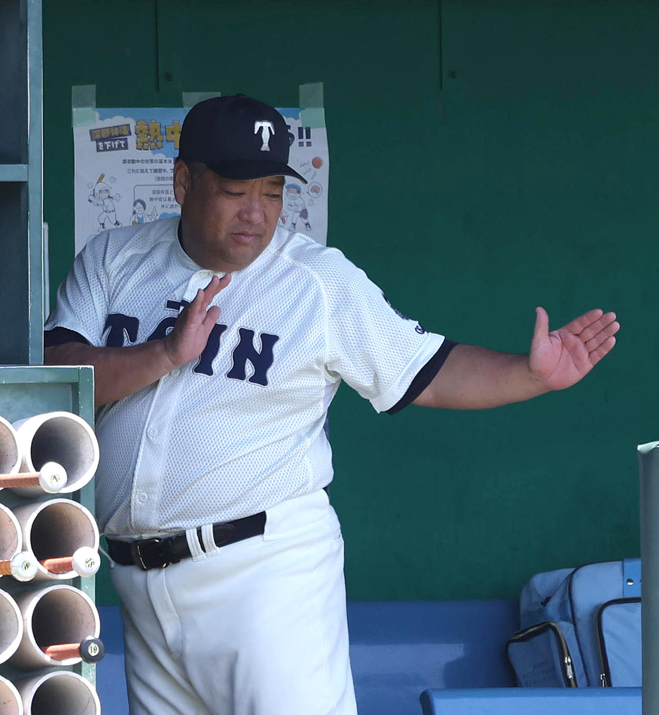 ナインにサインを出す大阪桐蔭・西谷監督（撮影・白石智彦）